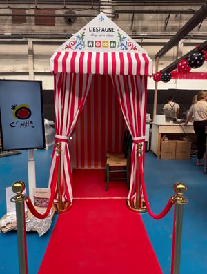 Cabine VideoBox immersive personnalisée aux couleurs d’une caseta de feria andalouse lors du Lyon Street Food Festival à Lyon