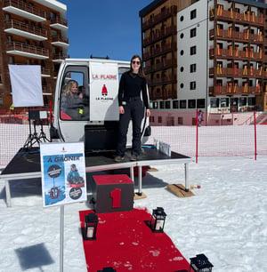 Cabine VideoBox immersive sous forme de télécabine de ski aux couleurs de La Plagne lors de la Mega Bell Courseyon Cabine VideoBox immersive sous forme de télécabine de ski aux couleurs de La Plagne lors de la Mega Bell Courseyon