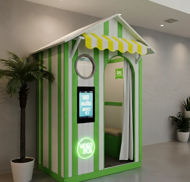 VidéoBox autonome en cabine de plage installée dans un hôtel, solution de création de vidéos clients et contenus UGC pour enrichir l’expérience hôtelière.